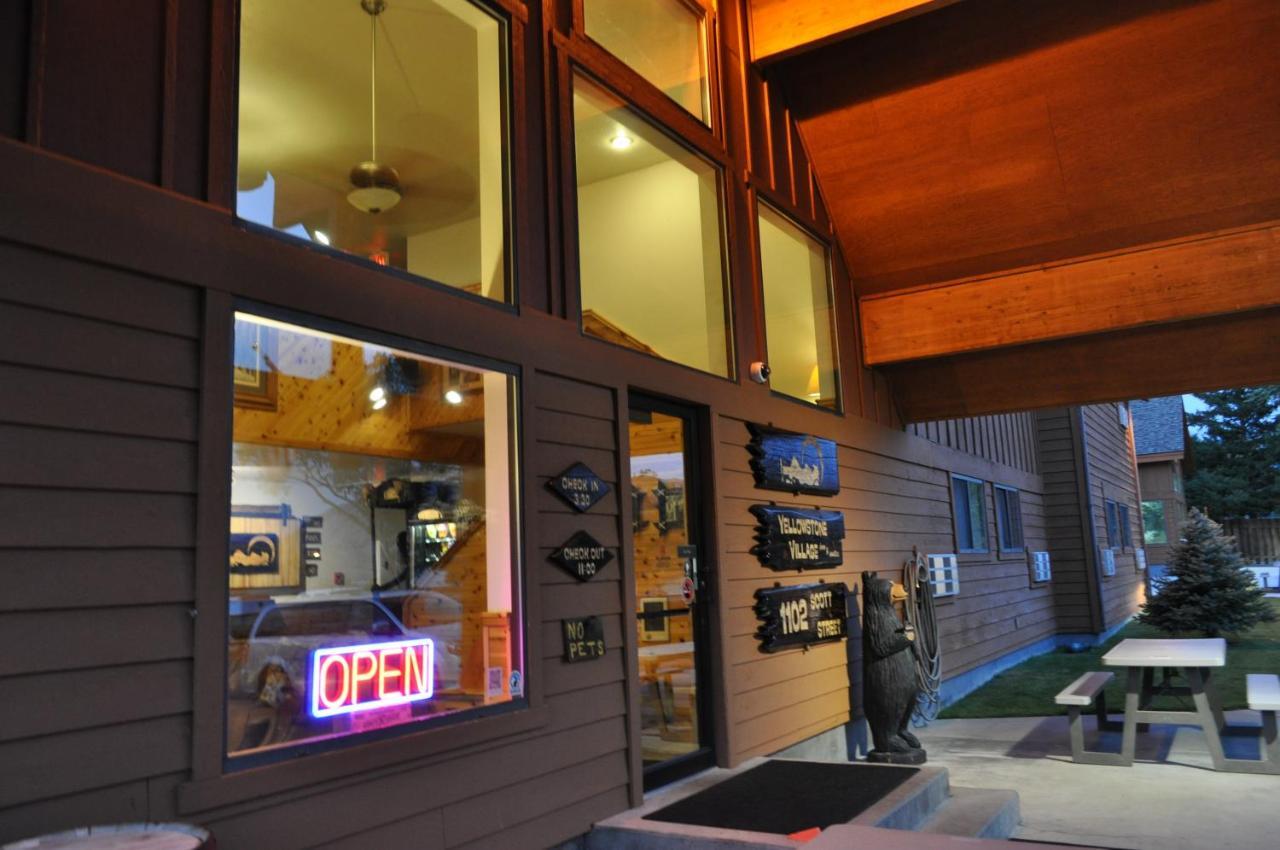 Yellowstone Village Inn And Suites Gardiner Exterior foto